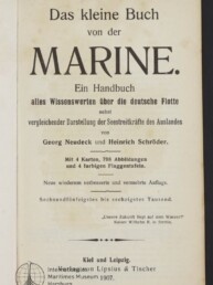 Titelseite eines historischen Buches mit dem großen Titel Das kleine Buch von der Marine, Untertitel Ein Handbuch über die deutsche Flotte, Autoren Georg Neudeck und Heinrich Schröder sowie Verlagsangaben (Kiel und Leipzig, 1907) und Stempel des Maritimen Museums Hamburg.