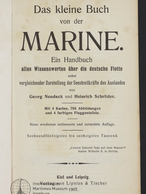 Titelseite eines historischen Buches mit dem großen Titel Das kleine Buch von der Marine, Untertitel Ein Handbuch über die deutsche Flotte, Autoren Georg Neudeck und Heinrich Schröder sowie Verlagsangaben (Kiel und Leipzig, 1907) und Stempel des Maritimen Museums Hamburg.