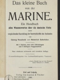 Titelseite eines deutschen Handbuchs von 1906 mit großer Überschrift ‚Das kleine Buch von der MARINE‘, Untertiteln und Autorenangaben Georg Neudeck und Heinrich Schröder sowie Verlagsangaben ‚Kiel und Leipzig, Verlag von Lipsius & Tischer, 1906‘ und Museumsstempel unten links.