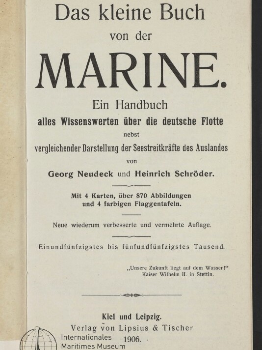 Titelseite eines deutschen Handbuchs von 1906 mit großer Überschrift ‚Das kleine Buch von der MARINE‘, Untertiteln und Autorenangaben Georg Neudeck und Heinrich Schröder sowie Verlagsangaben ‚Kiel und Leipzig, Verlag von Lipsius & Tischer, 1906‘ und Museumsstempel unten links.