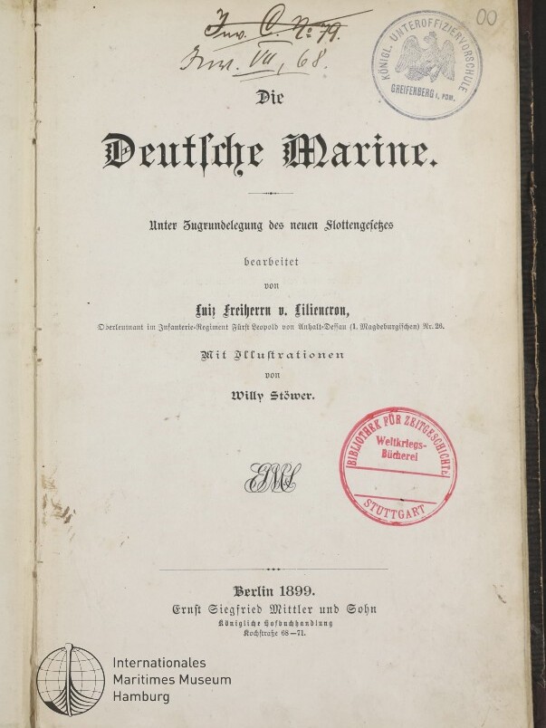 Titelblatt des Buches ‚Die Deutsche Marine‘ in Frakturschrift (Berlin 1899) mit handschriftlichen Notizen oben, blauem und rotem Rundstempel rechts, Verlagsangaben unten und Museumslogo links unten.