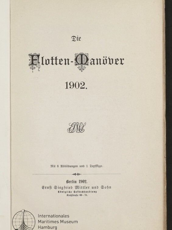 Titelseite eines Buches mit dem Titel „Die Flotten-Manöver 1902“ in dekorativer Frakturschrift, ornamentalem Monogramm in der Bildmitte, Verlagsangaben „Berlin 1902, Ernst Siegfried Mittler und Sohn“ und einem Museumslogo des Internationalen Maritimen Museums Hamburg unten links.