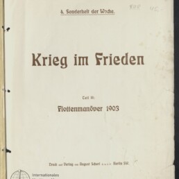 Titelblatt eines historischen Hefts auf vergilbtem Papier mit dem großen braunen Titel ‚Krieg im Frieden‘, der Kopfzeile ‚4. Sonderheft der Woche‘, dem Untertitel ‚Teil II: Flottenmanöver 1903‘, Verlagshinweis unten, Stempel des Internationalen Maritimen Museums Hamburg sowie Lochungen am linken Rand und leichte Flecken und Knitterfalten.