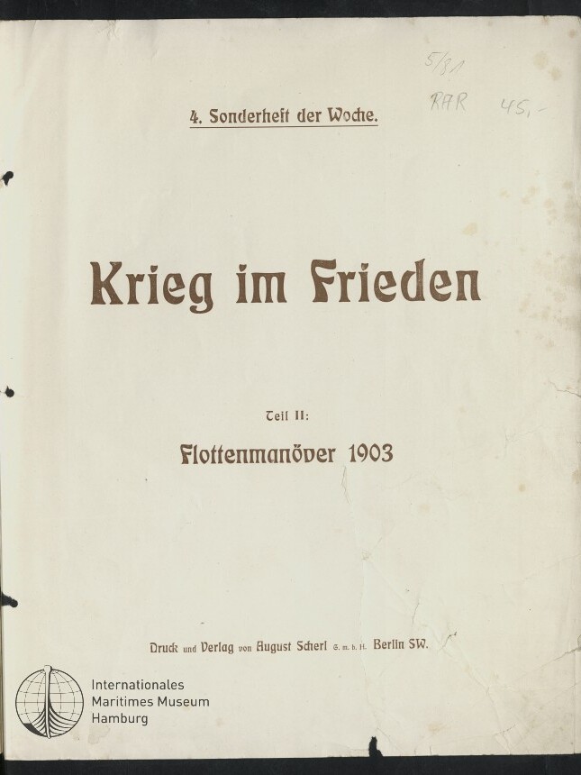 Titelblatt eines historischen Hefts auf vergilbtem Papier mit dem großen braunen Titel ‚Krieg im Frieden‘, der Kopfzeile ‚4. Sonderheft der Woche‘, dem Untertitel ‚Teil II: Flottenmanöver 1903‘, Verlagshinweis unten, Stempel des Internationalen Maritimen Museums Hamburg sowie Lochungen am linken Rand und leichte Flecken und Knitterfalten.
