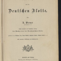 Titelblatt des Buches ‚Das Buch von der Deutschen Flotte‘ von R. Werner in schwarzer Frakturschrift, mit Verlagsangabe ‚Bielefeld und Leipzig, Verlag von Velhagen & Klasing, 1893‘, ornamentalem Wappenmotiv in der Mitte und Stempel ‚Internationales Maritimes Museum Hamburg‘ unten links.