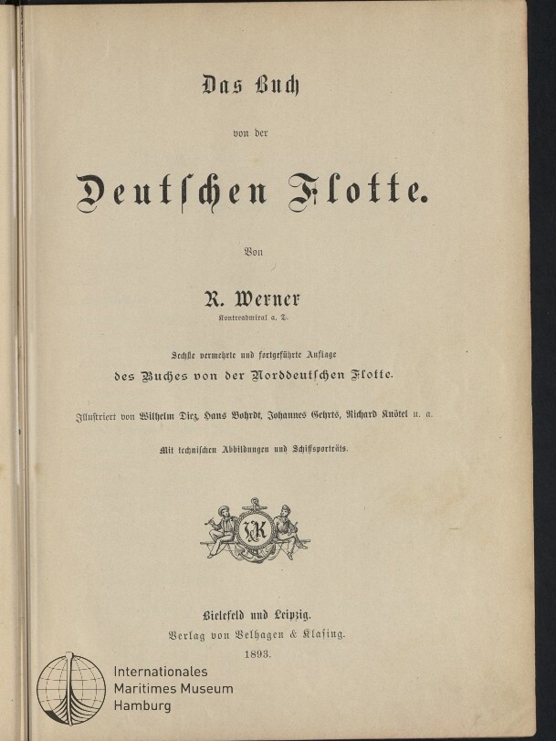 Titelblatt des Buches ‚Das Buch von der Deutschen Flotte‘ von R. Werner in schwarzer Frakturschrift, mit Verlagsangabe ‚Bielefeld und Leipzig, Verlag von Velhagen & Klasing, 1893‘, ornamentalem Wappenmotiv in der Mitte und Stempel ‚Internationales Maritimes Museum Hamburg‘ unten links.