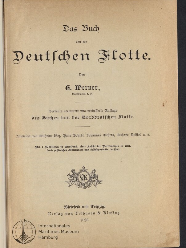 Titelblatt in Frakturschrift mit dem großen Titel ‚Das Buch von der Deutschen Flotte‘, dem Autorennamen H. Werner, Verlagsangaben (Bielefeld und Leipzig, Verlag von Velhagen & Klasing, 1898), einem ornamentalen Wappen in der Bildmitte und dem Stempel des Internationalen Maritimen Museums Hamburg unten links.
