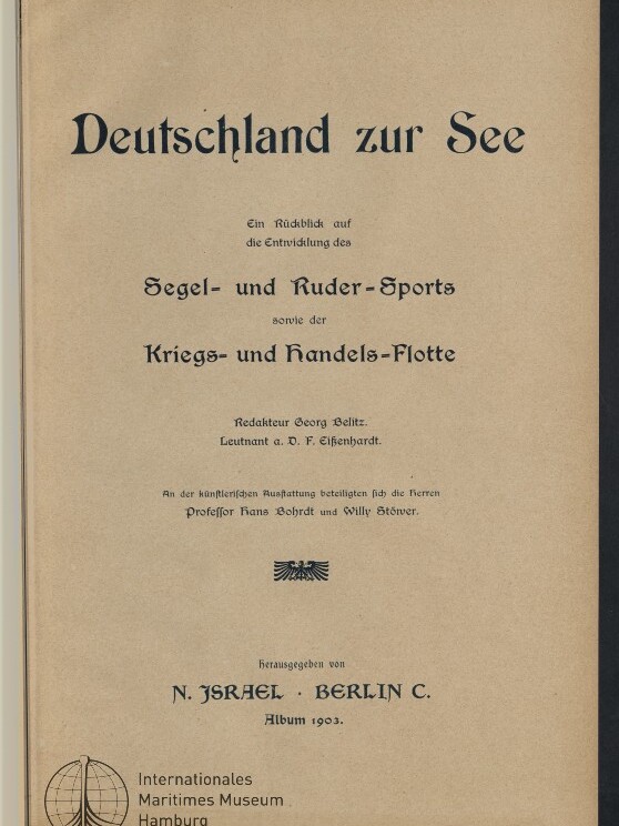 Titelseite eines Buches mit großem Titel „Deutschland zur See“, darunter ein Untertitel zur Entwicklung des Segel- und Ruder-Sports sowie der Kriegs- und Handels-Flotte, Herausgeber- und Verlagsangaben (N. Israel, Berlin, Album 1903) und ein Stempel des Internationalen Maritimen Museums Hamburg unten links.