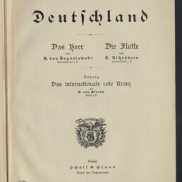 Titelblatt eines Buches mit dem groß in Frakturschrift geschriebenen Wort „Deutschland“, darunter die Kapitelüberschriften „Das Heer“ und „Die Flotte“, Verlagsangaben, ein dekoratives Wappen in der Seitenmitte und das Logo des Internationalen Maritimen Museums Hamburg unten links.