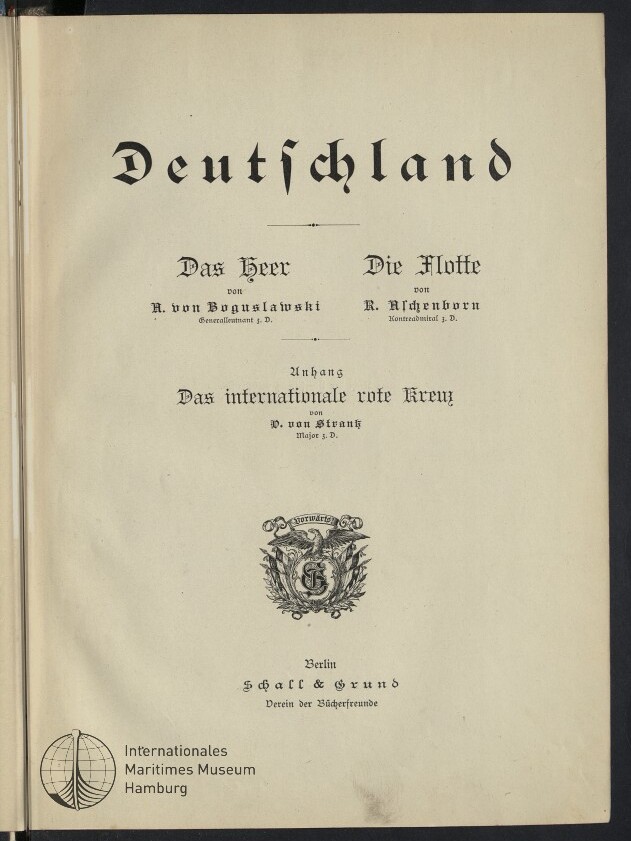 Titelblatt eines Buches mit dem groß in Frakturschrift geschriebenen Wort „Deutschland“, darunter die Kapitelüberschriften „Das Heer“ und „Die Flotte“, Verlagsangaben, ein dekoratives Wappen in der Seitenmitte und das Logo des Internationalen Maritimen Museums Hamburg unten links.