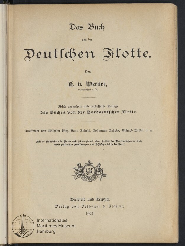 Titelblatt eines historischen Buches in Frakturschrift mit der Überschrift Das Buch von der Deutschen Flotte, Autorangabe K. v. Werner, Verlagsangabe Velhagen & Klasing, Bielefeld und Leipzig, 1902, dazu ein kleines Wappenmotiv und ein Stempel des Internationalen Maritimen Museums Hamburg