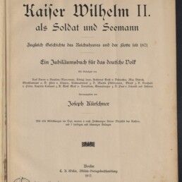 Titelblatt eines historischen Buches mit groß in Frakturschrift gedrucktem Namen einer historischen Persönlichkeit, dem Untertitel „als Soldat und Seemann“, dem Herausgeber Joseph Kürschner, Verlagsangabe Berlin 1902, einem Stempel oben rechts und dem Logo des Internationalen Maritimen Museums Hamburg unten links.