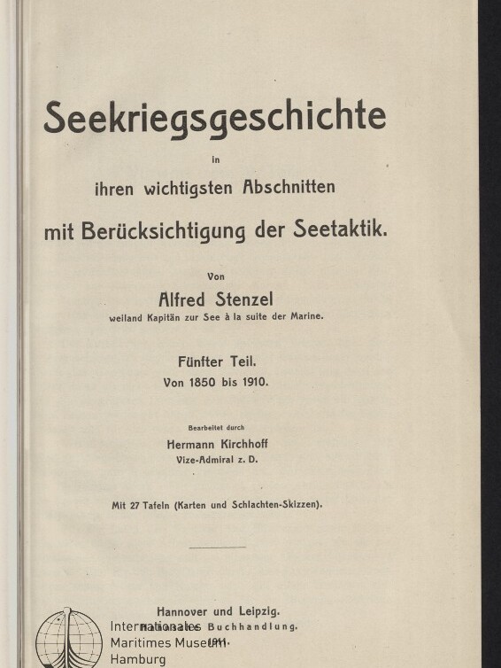 Titelblatt einer deutschen Buchseite mit großem Titel ‚Seekriegsgeschichte‘, Untertitel ‚in ihren wichtigsten Abschnitten mit Berücksichtigung der Seetaktik‘, Autor Alfred Stenzel, Zusatz ‚Fünfter Teil. Von 1850 bis 1910.‘, Bearbeiter Hermann Kirchhoff und Verlagsangaben ‚Hannover und Leipzig‘ sowie kleinem Globuslogo unten links.