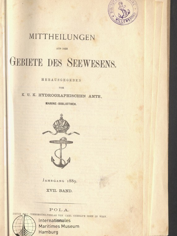 Vergilbtes Titelblatt einer maritimen Fachpublikation von 1889 mit der Überschrift „MITTHEILUNGEN aus dem Gebiete des Seewesens“, einem Anker- und Kronen-Emblem in der Mitte, einem Bibliotheksstempel oben rechts und dem Logo des Internationalen Maritimen Museums Hamburg unten links sowie sichtbaren Buchseitenrändern.