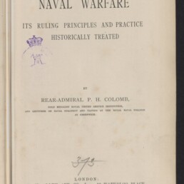Titelseite eines 1891 erschienenen Buchs „Naval Warfare — Its Ruling Principles and Practice Historically Treated“ von Rear‑Admiral P. H. Colomb, mit lila Kronenstempel links, handschriftlicher Notiz „2nd Copy“ oben, Bleistiftnummerierung und Stempel des Internationalen Maritimen Museums Hamburg.