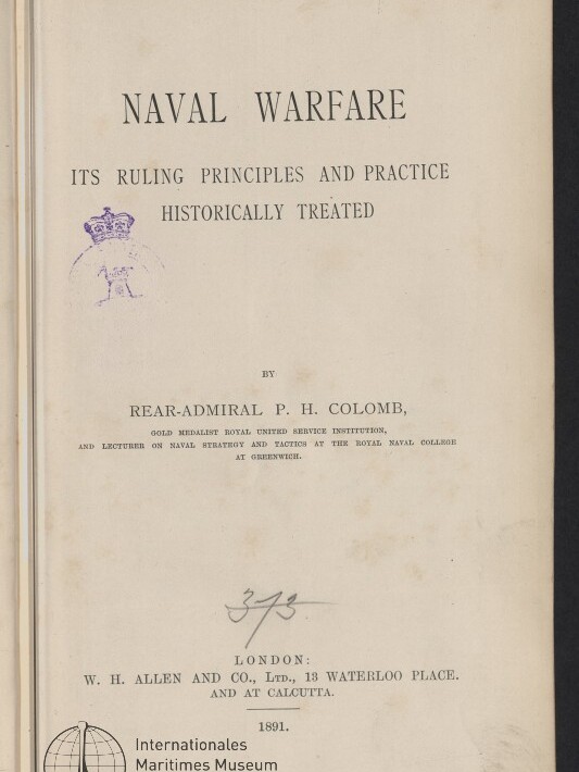 Titelseite eines 1891 erschienenen Buchs „Naval Warfare — Its Ruling Principles and Practice Historically Treated“ von Rear‑Admiral P. H. Colomb, mit lila Kronenstempel links, handschriftlicher Notiz „2nd Copy“ oben, Bleistiftnummerierung und Stempel des Internationalen Maritimen Museums Hamburg.