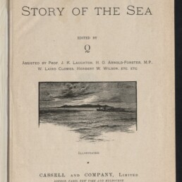 Titelblatt des Buches ‚The Story of the Sea‘, herausgegeben von „Q“ mit namentlicher Assistenz, in der Mitte eine kleine Holzstich-Illustration einer Meeresküste und unten der Verlagsname ‚Cassell and Company, Limited‘; Stempel des Internationalen Maritimen Museums Hamburg in der linken unteren Ecke.