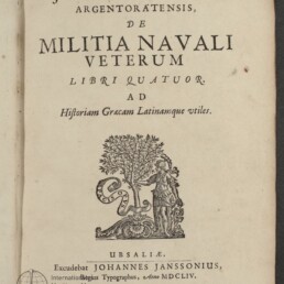 Titelblatt eines alten Buchs mit großem lateinischen Titel „Joannis Schefferi de Militia Navali Veterum“, darunter ein Holzschnitt mit einem gepanzerten antiken Krieger neben einem Baum und ornamentalem Band sowie unten Verlags- und Druckangaben.