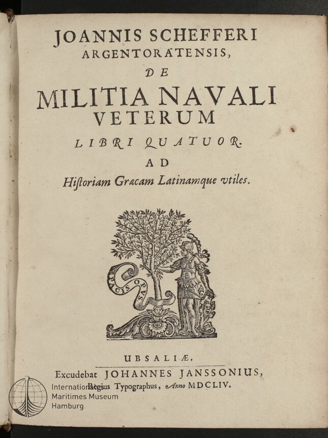 Titelblatt eines alten Buchs mit großem lateinischen Titel „Joannis Schefferi de Militia Navali Veterum“, darunter ein Holzschnitt mit einem gepanzerten antiken Krieger neben einem Baum und ornamentalem Band sowie unten Verlags- und Druckangaben.