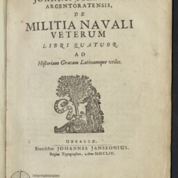 Titelblatt eines lateinischen Buches von Joannis Schefferi 'De Militia Navali Veterum' in großer Antiqua-Schrift, darunter ein Holzschnitt mit Baum und einer stehenden antiken Figur, die Druckerzeile 'Excudebat Johannes Janssonius Anno MDCLIV' am Seitenfuß und ein Stempel des Internationalen Maritimen Museums Hamburg in der linken unteren Ecke.