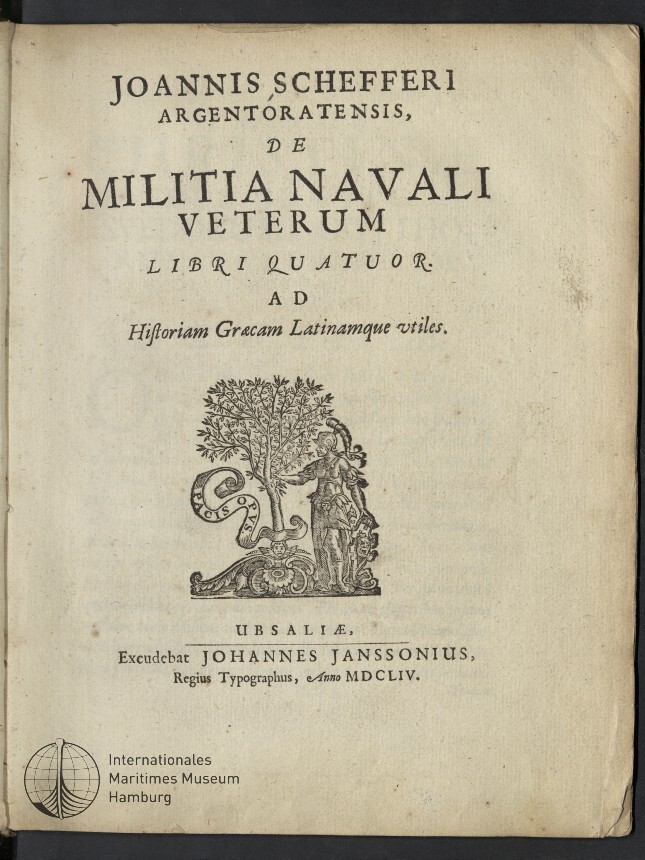 Titelblatt eines lateinischen Buches von Joannis Schefferi 'De Militia Navali Veterum' in großer Antiqua-Schrift, darunter ein Holzschnitt mit Baum und einer stehenden antiken Figur, die Druckerzeile 'Excudebat Johannes Janssonius Anno MDCLIV' am Seitenfuß und ein Stempel des Internationalen Maritimen Museums Hamburg in der linken unteren Ecke.
