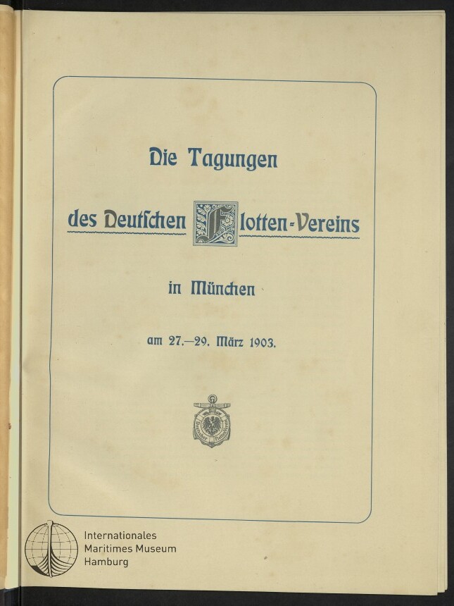 Titelseite einer Veranstaltungsdrucksache mit blauem Rahmen und dem Titel Die Tagungen des Deutschen Flotten-Vereins in München, datiert am 27.–29. März 1903, mit dekorativem Initialbuchstaben, einem Wappenemblem in der Mitte und dem Stempel des Internationalen Maritimen Museums Hamburg unten links.