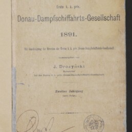 Vergilbtes Titelblatt eines Almanachs der Ersten k. k. priv. Donau-Dampfschiffahrts-Gesellschaft von 1891 mit gedrucktem Titel und Herausgeberangabe J. Drożyński, handschriftlicher Unterschrift, runden Stempelabdrucken und Museum-Logo unten links.