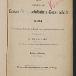 Vergilbtes Titelblatt des Almanachs der Ersten k. k. priv. Donau-Dampfschiffahrts-Gesellschaft 1894 mit gedrucktem Titel, Herausgeberangabe J. Drozyński, rotem handschriftlichem Vermerk oben rechts und Museumsstempel unten links; Wien als Erscheinungsort.