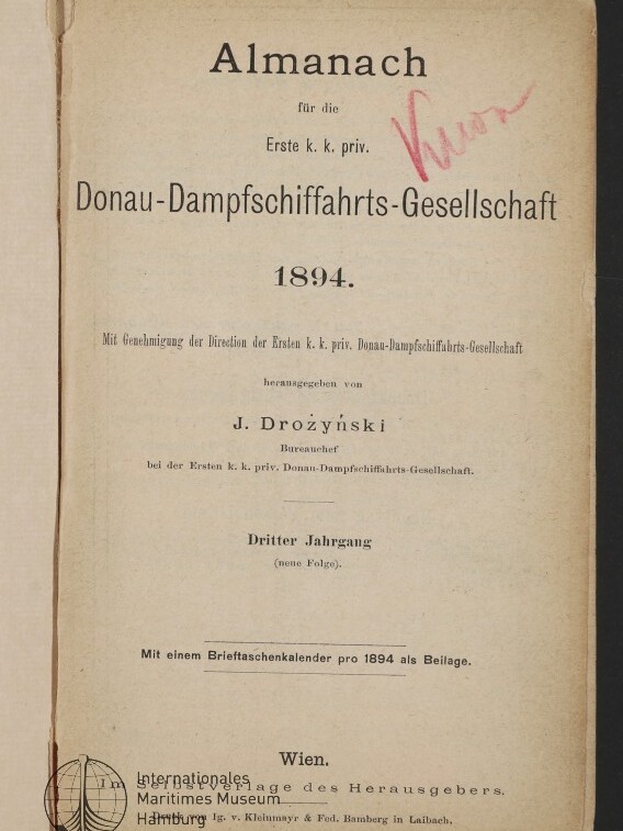 Vergilbtes Titelblatt des Almanachs der Ersten k. k. priv. Donau-Dampfschiffahrts-Gesellschaft 1894 mit gedrucktem Titel, Herausgeberangabe J. Drozyński, rotem handschriftlichem Vermerk oben rechts und Museumsstempel unten links; Wien als Erscheinungsort.
