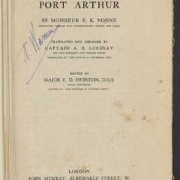 Titelblatt des Buchs 'The Truth About Port Arthur' von Monsieur E. K. Nojine mit Angaben zur Übersetzung durch Captain A. B. Lindsay und Bearbeitung durch Major E. D. Swinton, blauer handschriftlicher Signatur links, Stempel des Internationalen Maritimen Museums Hamburg unten links und Druckangabe London 1908.