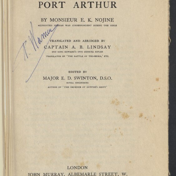 Titelblatt des Buchs 'The Truth About Port Arthur' von Monsieur E. K. Nojine mit Angaben zur Übersetzung durch Captain A. B. Lindsay und Bearbeitung durch Major E. D. Swinton, blauer handschriftlicher Signatur links, Stempel des Internationalen Maritimen Museums Hamburg unten links und Druckangabe London 1908.