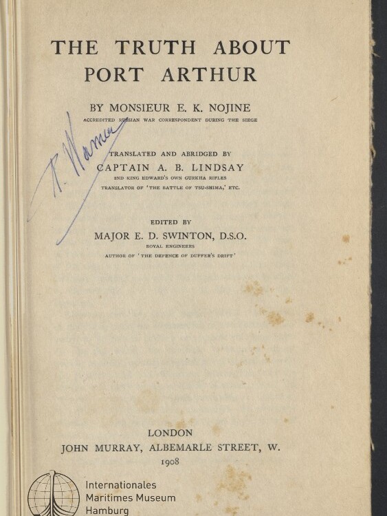 Titelblatt des Buchs 'The Truth About Port Arthur' von Monsieur E. K. Nojine mit Angaben zur Übersetzung durch Captain A. B. Lindsay und Bearbeitung durch Major E. D. Swinton, blauer handschriftlicher Signatur links, Stempel des Internationalen Maritimen Museums Hamburg unten links und Druckangabe London 1908.