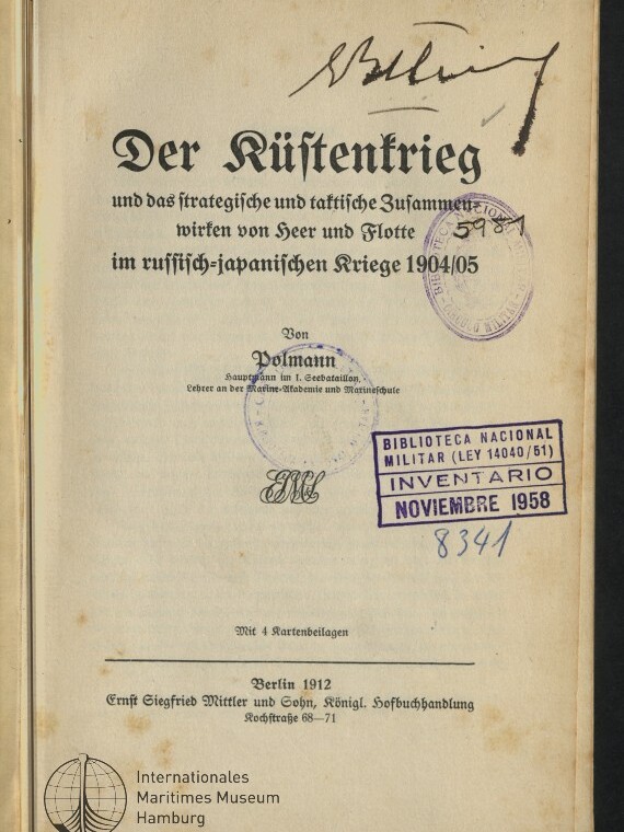 Titelblatt eines deutschen Buches Der Küstenkrieg und das strategische und taktische Zusammenwirken von Heer und Flotte im russisch-japanischen Kriege 1904/05 von Volmann; sichtbar sind mehrere Bibliotheksstempel (BIBLIOTECA NACIONAL MILITAR, Inventario Noviembre 1958), eine handschriftliche Signatur oben, die Verlagsangabe Berlin 1912 und das Logo des Internationalen Maritimen Museums Hamburg.