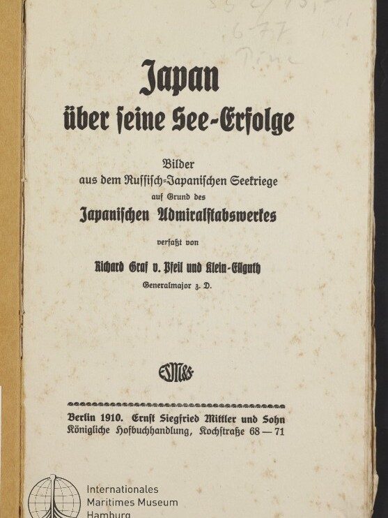 Titelseite eines alten deutschsprachigen Buches mit dem in gotischer Schrift gesetzten Titel „Japan über seine See-Erfolge“, Untertitel und Autoren- sowie Verlagsangaben (Berlin 1910, Ernst Siegfried Mittler und Sohn), vergilbtes, fleckiges Papier und Museumsstempel des Internationalen Maritimen Museums Hamburg unten links.