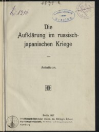 Titelblatt eines Buches mit dem Titel „Die Aufklärung im russisch-japanischen Kriege“ von Asiaticus, Berlin 1907; oben mehrere Bibliotheksstempel und eine handschriftliche Signatur sichtbar.