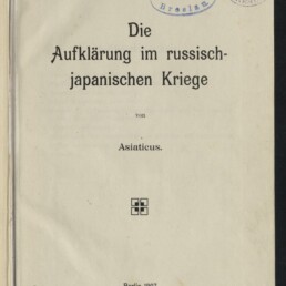 Titelblatt eines Buches mit dem Titel „Die Aufklärung im russisch-japanischen Kriege“ von Asiaticus, Berlin 1907; oben mehrere Bibliotheksstempel und eine handschriftliche Signatur sichtbar.