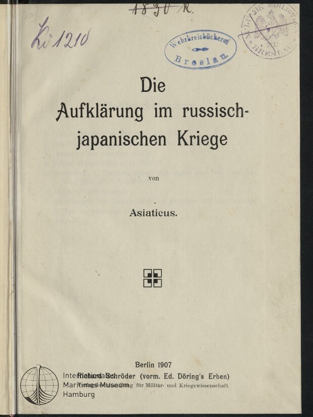 Titelblatt eines Buches mit dem Titel „Die Aufklärung im russisch-japanischen Kriege“ von Asiaticus, Berlin 1907; oben mehrere Bibliotheksstempel und eine handschriftliche Signatur sichtbar.
