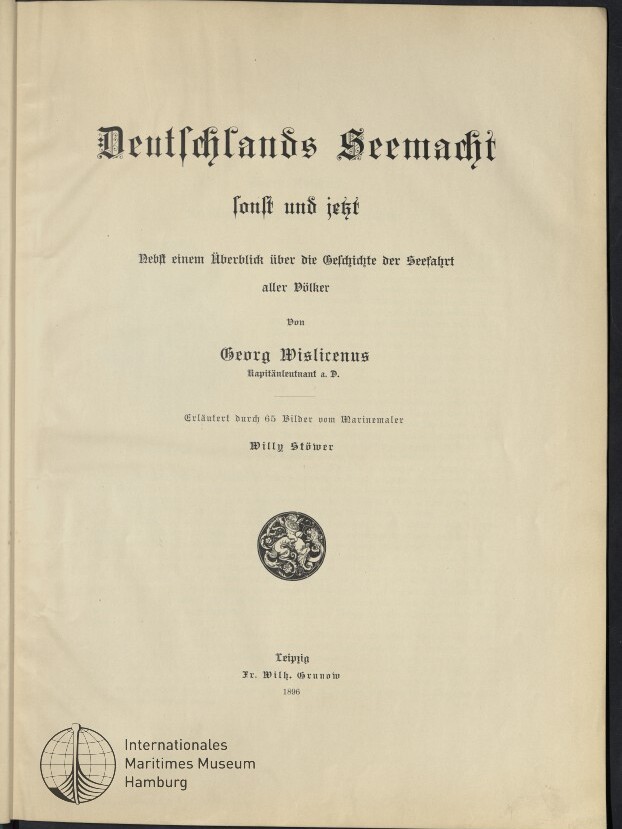 Titelblatt eines Buches (Leipzig 1896) mit großer Frakturschrift 'Deutschlands Seemacht', kleingedrucktem Untertitel und Autor Georg Wislicenus, einem dekorativen runden Emblem in der Bildmitte und dem Logo des Internationalen Maritimen Museums Hamburg unten links.