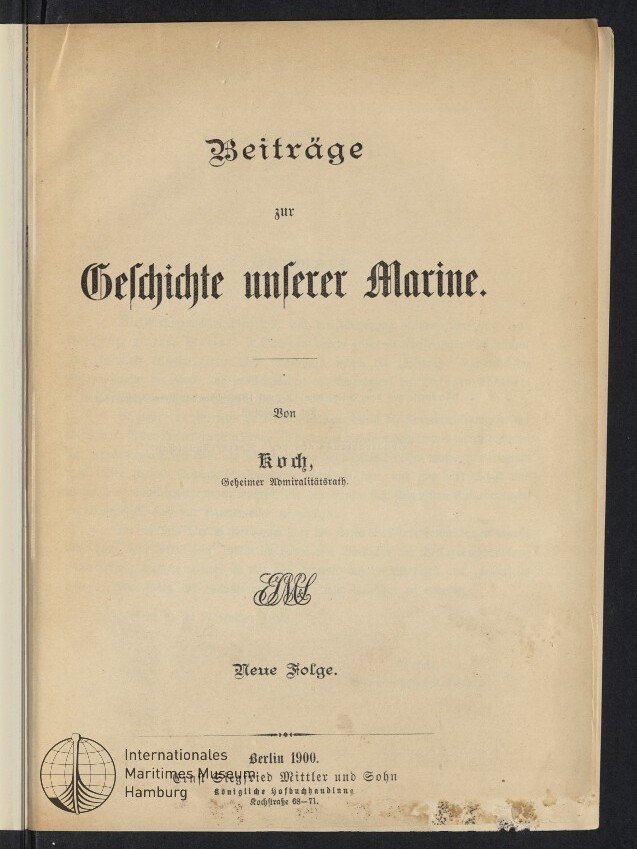 Titelblatt eines vergilbten Buchs mit schwarzer Frakturschrift ‚Beiträge zur Geschichte unserer Marine‘, Autorennamen ‚Koch‘, Verlagsangaben unten und Stempel des Internationalen Maritimen Museums Hamburg in der linken unteren Ecke.