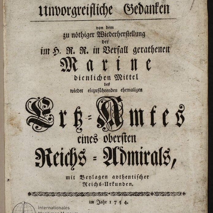 Titelblatt einer deutschen Druckseite von 1754 mit großer schwarzer Frakturschrift: »Giovannini von Memmingen unvorgreifliche Gedanken« über die Wiederherstellung der Marine, ornamental gesetzte Überschriften und Textzeilen sowie Stempel/Logo des Internationalen Maritimen Museums Hamburg unten links.