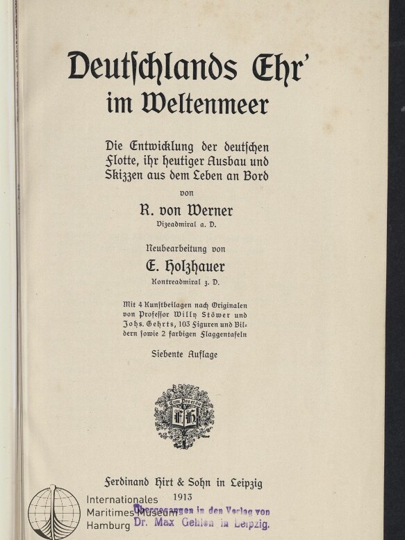 Titelblatt eines deutschen Buchs mit großer gotischer Überschrift und Untertitel über die Entwicklung der deutschen Flotte, Autor‑ und Herausgeberangaben, Verlagsangaben mit Jahresangabe 1913 sowie einer gestempelten Bibliotheksmarke am unteren Rand.