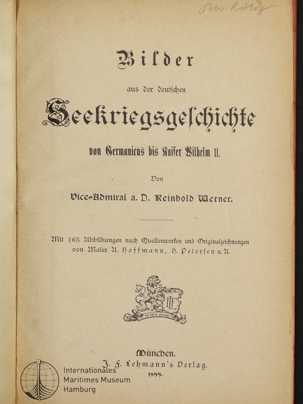 Titelblatt eines Buches in schwarzer Frakturschrift: ‚Bilder aus der deutschen Seekriegsgeschichte von Germanicus bis Kaiser Wilhelm II.‘ von Vice‑Admiral a. D. Reinhold Werner, mit Wappenornament, Verlagsangabe J. F. Lehmann, München 1899 und Museumsstempel unten links.