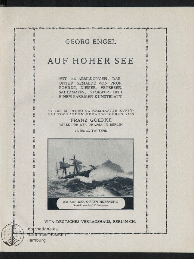 Titelseite eines Buches mit dekorativem Rahmen und großem Titel „Georg Engel — Auf hoher See“, darunter Textblöcke mit Mitwirkenden- und Verlagsangaben sowie eine kleine schwarz‑weiße Illustration eines Segelschiffs in stürmischer See vor einem Kap mit der Bildunterschrift „Am Kap der Guten Hoffnung“, unten Verlagsangabe und Museumswasserzeichen.
