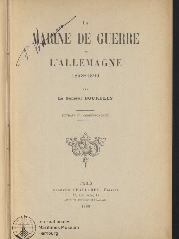Titelseite eines alten französischen Buches mit dem groß gedruckten Titel »La Marine de Guerre de l'Allemagne 1848–1899«, dem Autorennamen Le Général Bourelly, Verlagsangaben Paris, Augustin Challamel 1899, einer handschriftlichen Signatur oben links und dem Logo des Internationalen Maritimen Museums Hamburg unten links.