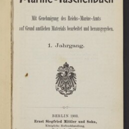 Titelblatt des Buchs Marine-Taschenbuch mit gedrucktem Reichsadler in der Mitte, Verlagsangaben Berlin 1903 und Ernst Siegfried Mittler und Sohn, Stempel des Internationalen Maritimen Museums Hamburg unten links und handschriftliche Notiz oben rechts.