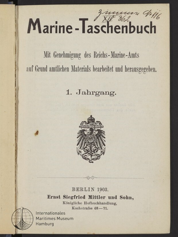 Titelblatt des Buchs Marine-Taschenbuch mit gedrucktem Reichsadler in der Mitte, Verlagsangaben Berlin 1903 und Ernst Siegfried Mittler und Sohn, Stempel des Internationalen Maritimen Museums Hamburg unten links und handschriftliche Notiz oben rechts.