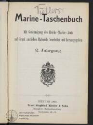 Titelblatt des Buches ‚Marine-Taschenbuch‘ (2. Jahrgang) mit handschriftlicher Notiz oben, kaiserlichem Adlerwappen in der Mitte, und Verlagsangabe ‚Berlin 1904 Ernst Siegfried Mittler & Sohn‘ sowie Stempel des Internationalen Maritimen Museums Hamburg unten links.