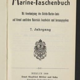 Titelblatt des Marine-Taschenbuchs mit großer Überschrift Marine-Taschenbuch, darunter Schriftzug Mit Genehmigung des Reichs-Marine-Amts und 7. Jahrgang, mittig ein deutscher Reichsadler als Wappen, unten Verlagsangabe Berlin 1909 Ernst Siegfried Mittler und Sohn und ein Stempel des Internationalen Maritimen Museums Hamburg.