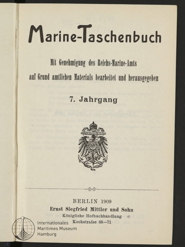 Titelblatt des Marine-Taschenbuchs mit großer Überschrift Marine-Taschenbuch, darunter Schriftzug Mit Genehmigung des Reichs-Marine-Amts und 7. Jahrgang, mittig ein deutscher Reichsadler als Wappen, unten Verlagsangabe Berlin 1909 Ernst Siegfried Mittler und Sohn und ein Stempel des Internationalen Maritimen Museums Hamburg.