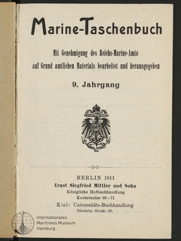 Titelblatt des Marine-Taschenbuchs mit großem Schriftzug, dem Text »Mit Genehmigung des Reichs-Marine-Amts … 9. Jahrgang«, dem deutschen Reichsadler-Wappen in der Mitte sowie Verlagsangaben »Berlin 1911, Ernst Siegfried Mittler und Sohn« und einem Stempel des Internationalen Maritimen Museums Hamburg unten links.